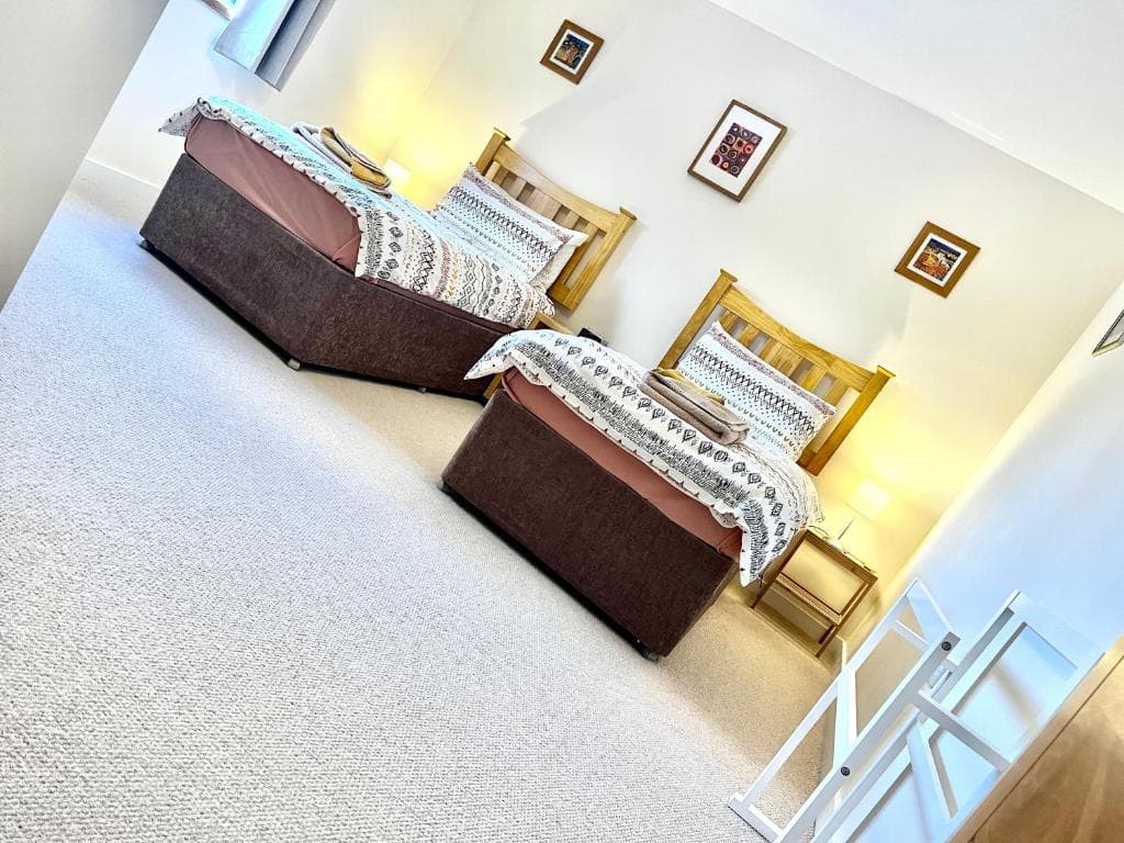 Central Spacious 2 Bed 2 Bath, Free WiFi & Parking, Park View - Photo 2