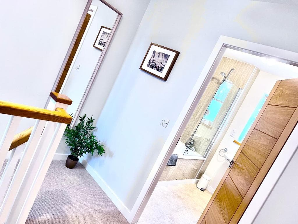 Central Spacious 2 Bed 2 Bath, Free WiFi & Parking, Park View - Photo 3