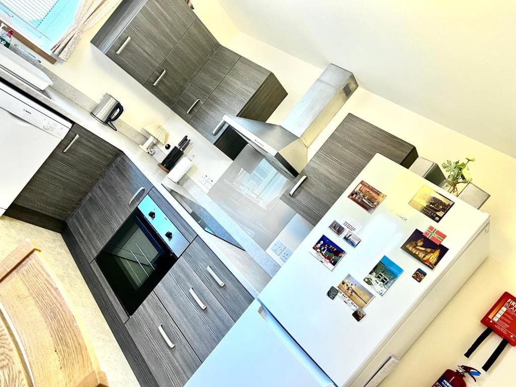 Central Spacious 2 Bed 2 Bath, Free WiFi & Parking, Park View - Photo 4