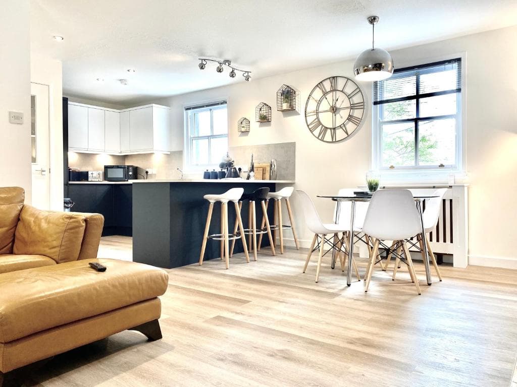 Stylish Central 2 Bedroom Apartment - Free Parking, Free WiFi