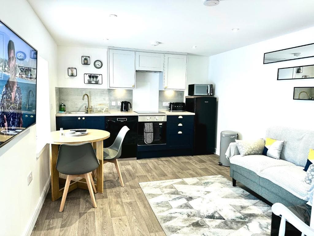 Central, Stylish - 2 Bed Property, The Stable @ Warrenfield, Free WiFi & Parking - Photo 4